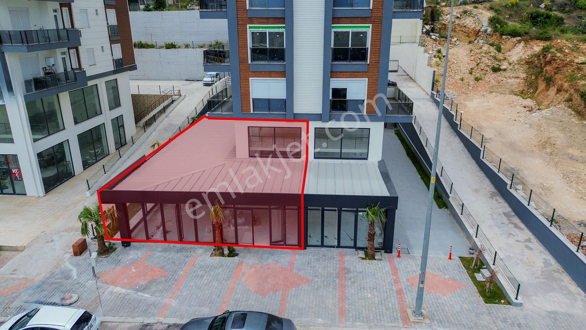 Cadde Üstü Geniş 3 Katlı Dükkan