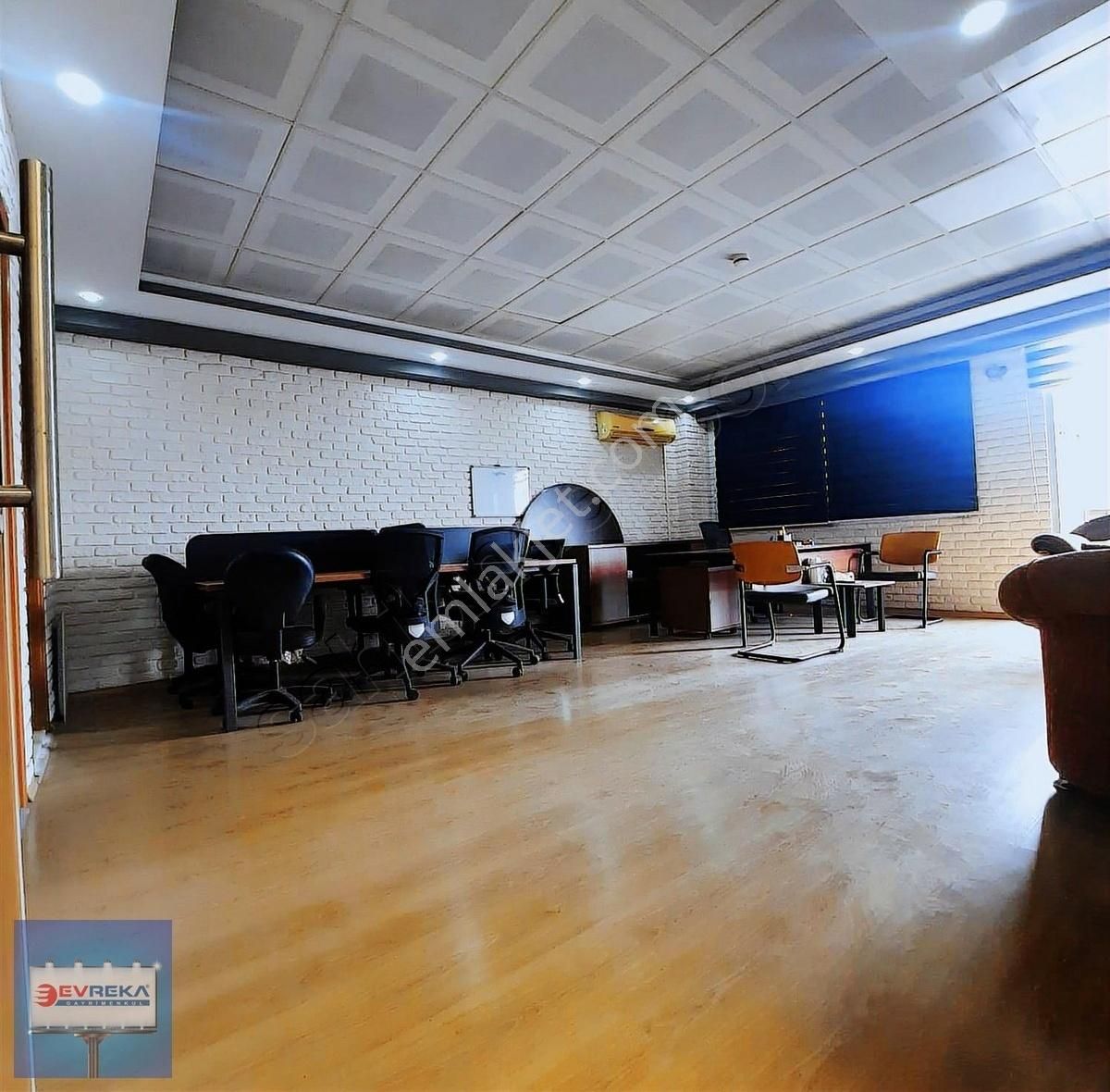 Adana Kiza İş Merkezinde Geniş Teraslı Eşyalı Kiralık Ofis
