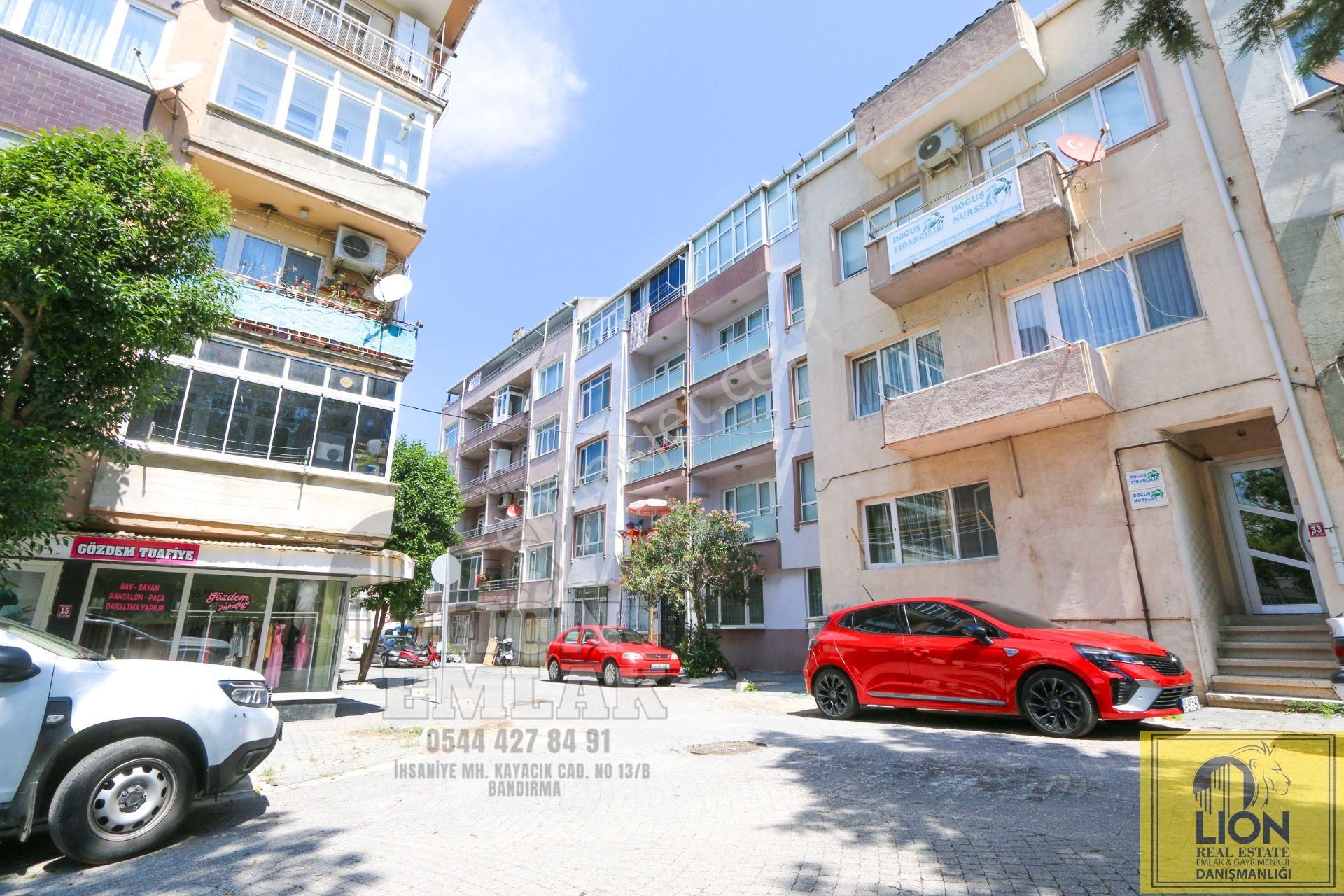 Bandırma İhsaniye'de Arakat,çift Balkonlu Merkezi Konumlu Satılık 2+1 Daire