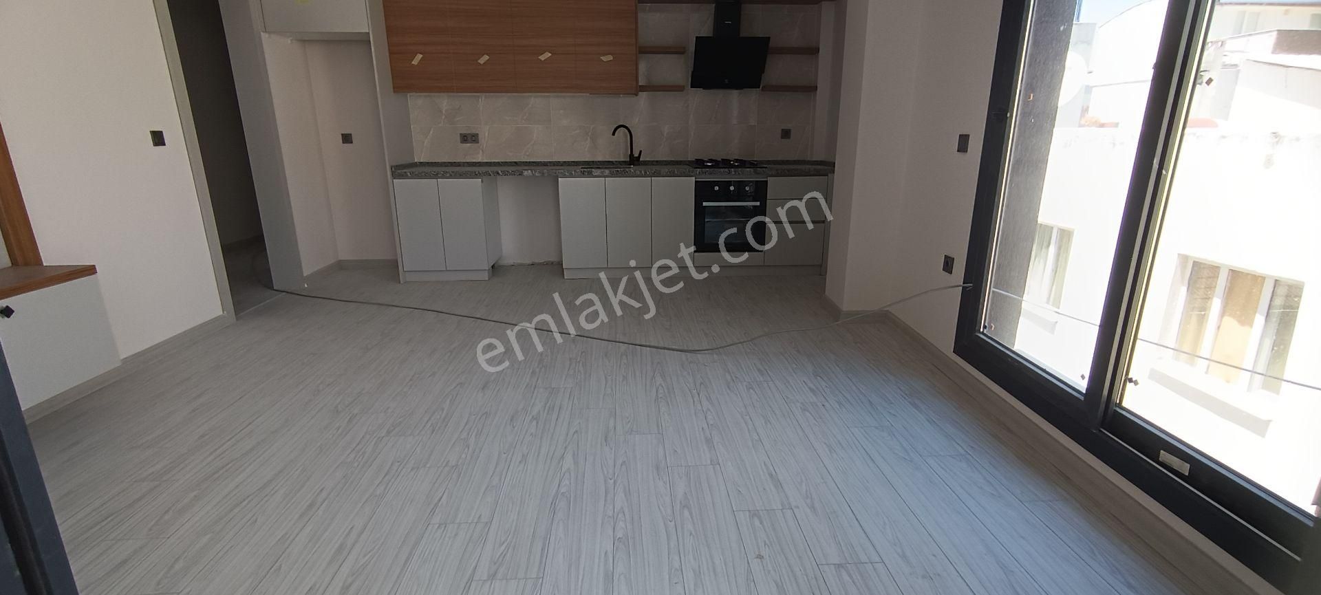 Kuşadası Merkezde 2+1 Ara Kat Asansörlü Sahile 5 Dk Yürüme Mesafesinde Satılık Daire