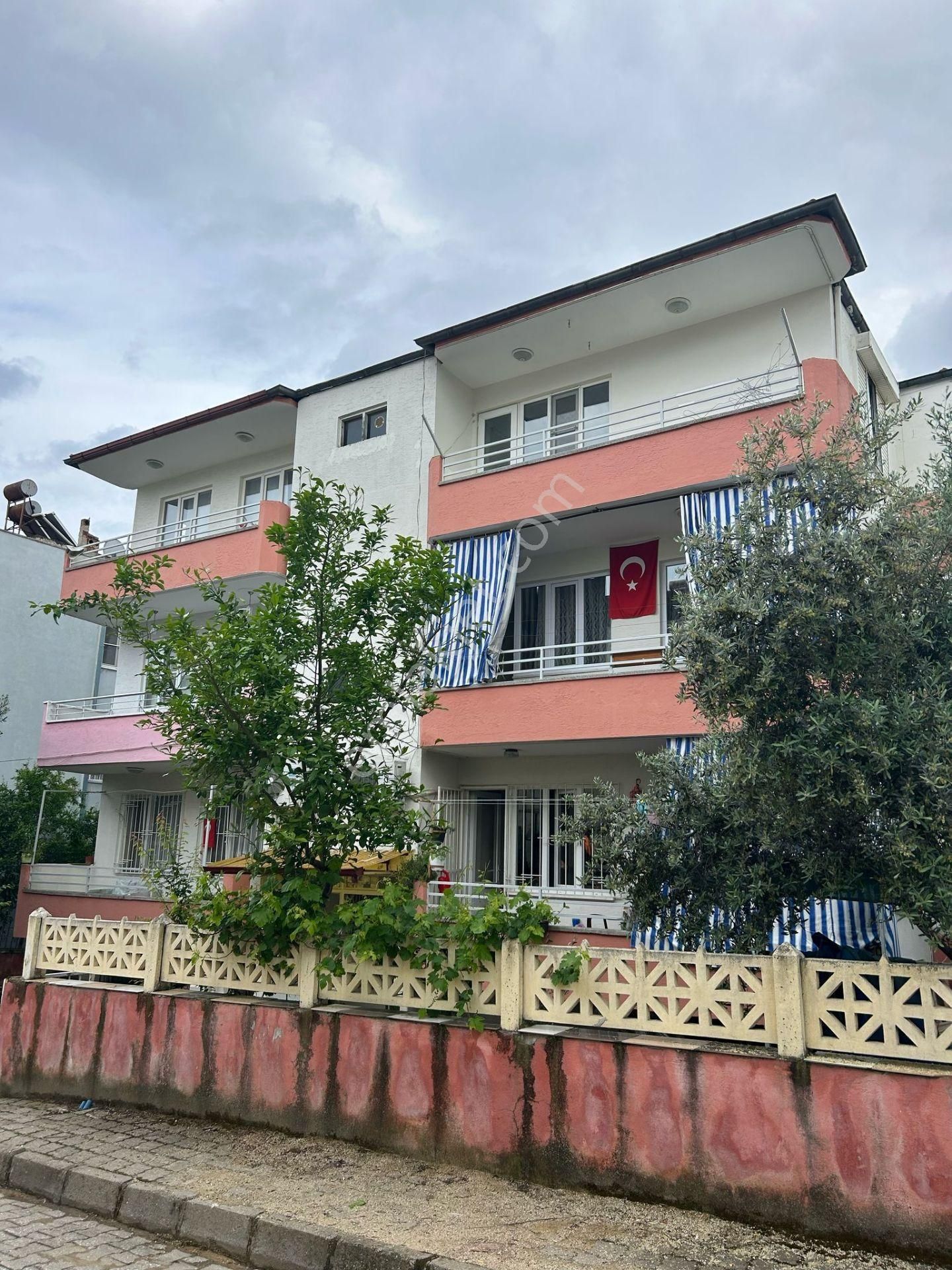 Nazilli Pınarbaşı Mh Cadde Üzeri 3 Katlı Binanın 2. Ara Katı 3+1 Fırsat Daire