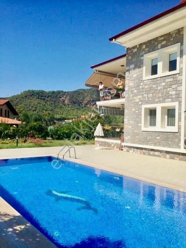 Göcek Marina’ya Yürüme Mesafesinde – Taş Cepheli 4+1 Lüks Dubleks Daire – Ortak Havuzlu