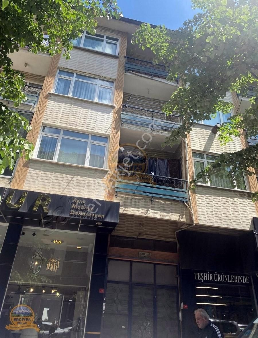 Erciyes'den Atatürk Mahallesinde Çarşı İçinde 3+1 Balkonlu