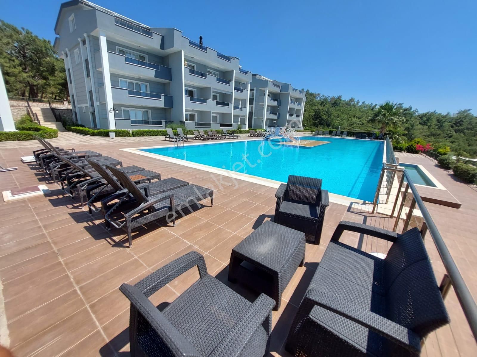Aydın Akbük'te Ful Eşyalı Havuzlu Site İçerisinde Full Manzaralı 3+1 Daire
