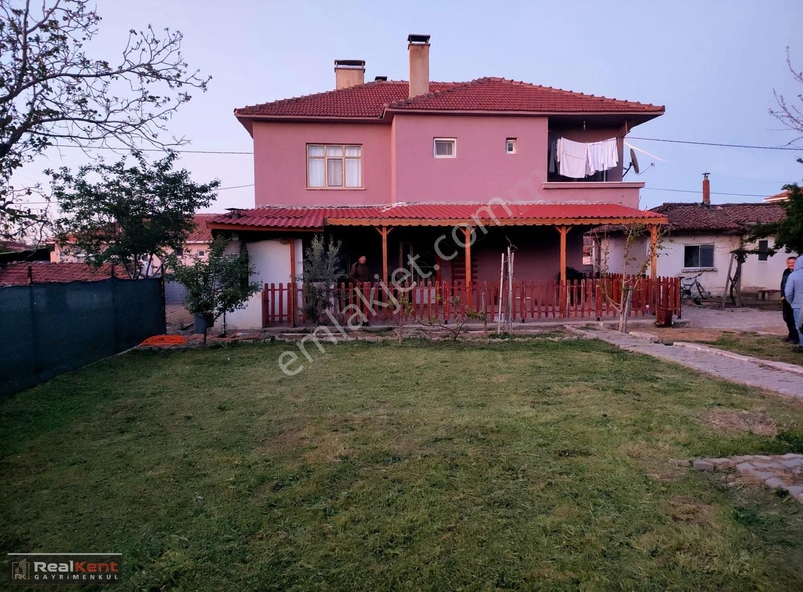 Realkent'den Satılık Babaeski De Bina Ve 2 Adet Ahır 1022 Metre