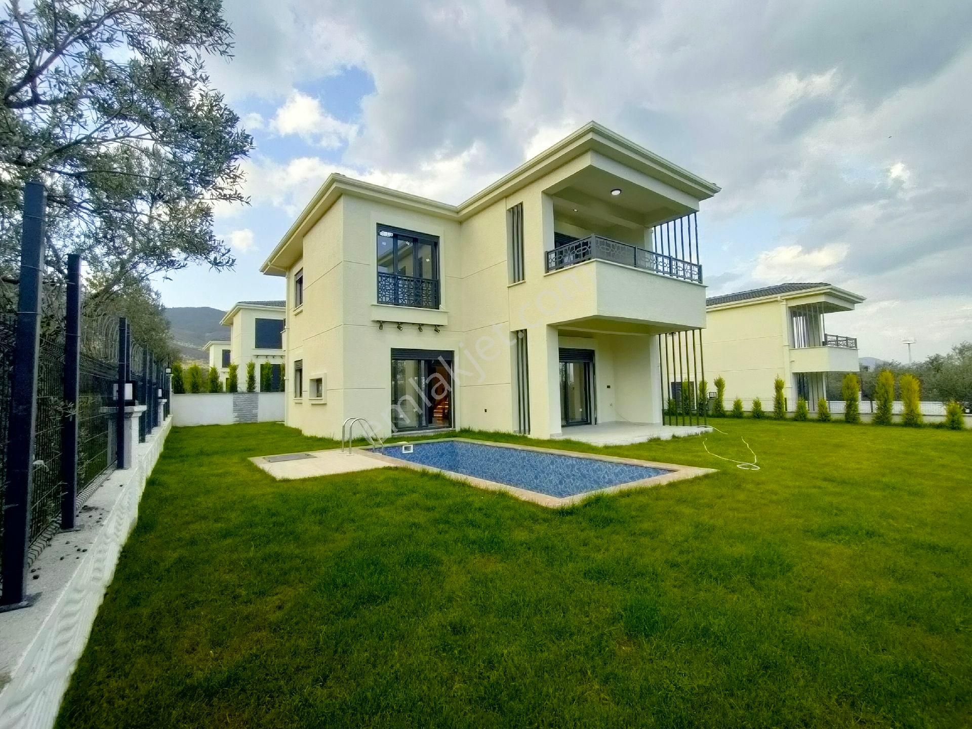 Güre Kazdağları Eteklerinde Tam Müstakil Garajlı Havuzlu Bahçeli 4+1 Lüx Villa