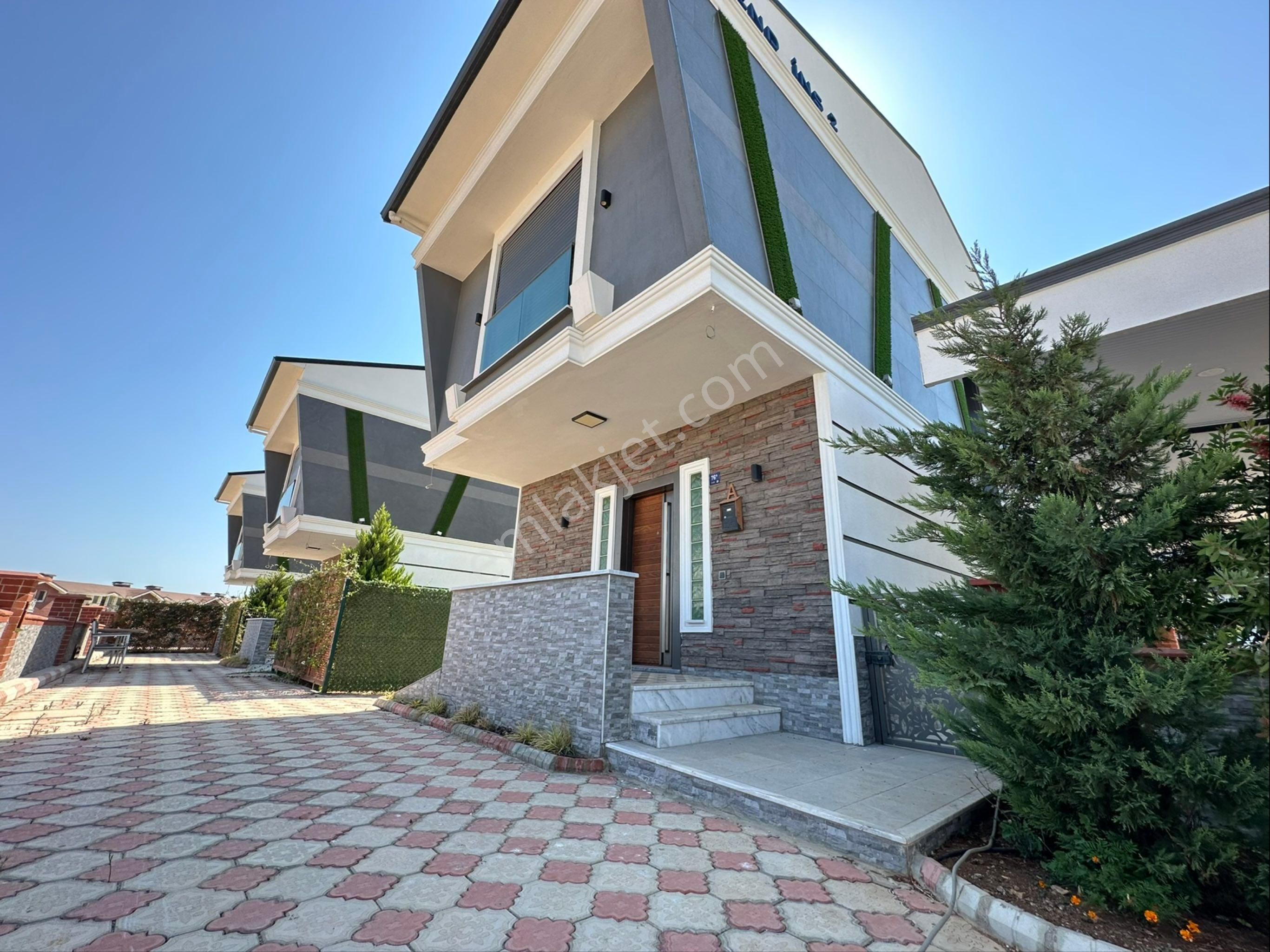 Denize Çok Yakın Havuzlu Müstakil Villa