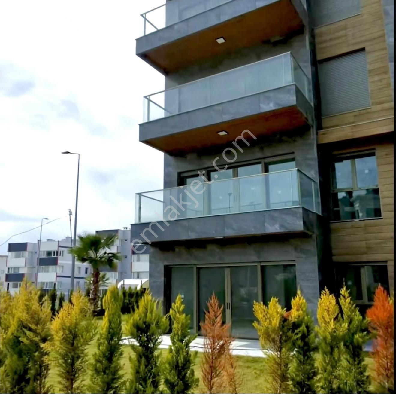 Kuşadası Ege Mahallesinde Havuzlu Sosyal Donatılı Harika Sitede Satılık 2+1 Sıfır Daire