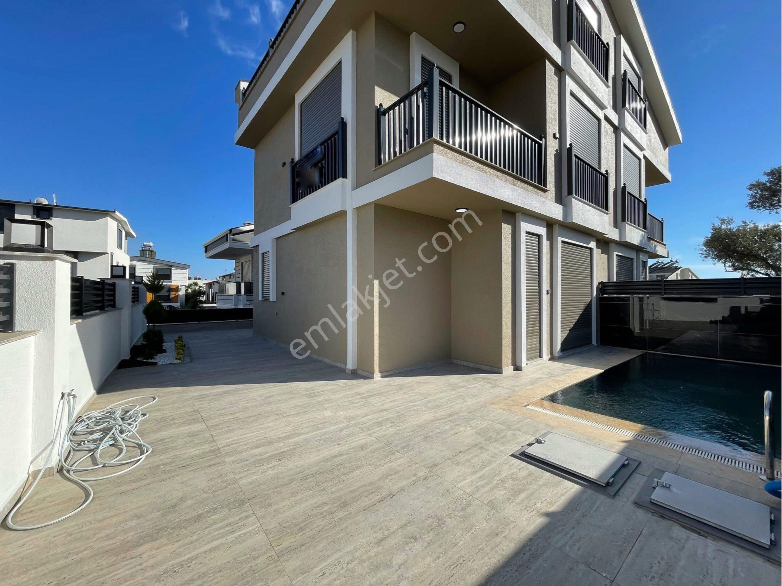 Didim Hisar Mahallesinde 3+1 Havuzlu Otoparklı Satılık Lüks Villa