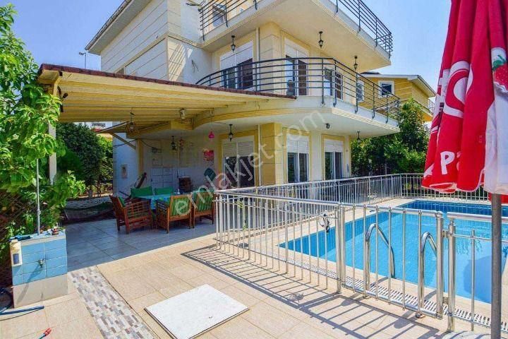Alanya Konaklı Müstakil Havuzlu Satılık 4+1 Villa