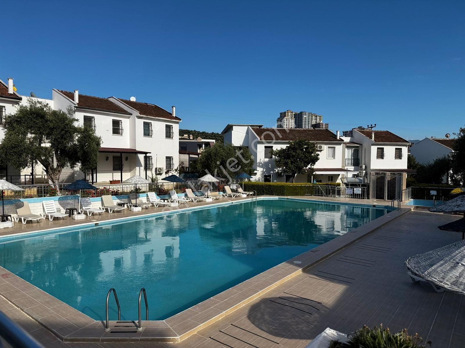 Kuşadası Yavunsu Mevkıde Köşe Konumlu Acil Satılık Villa
