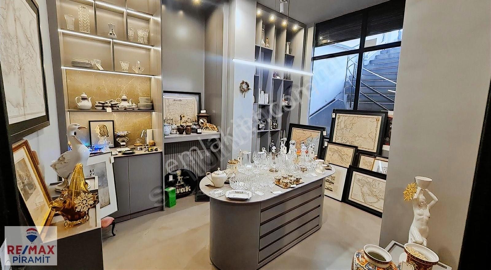 Moda Caddesi Üstünde Boş 15 M² Dükkan - Pasaj İçinde
