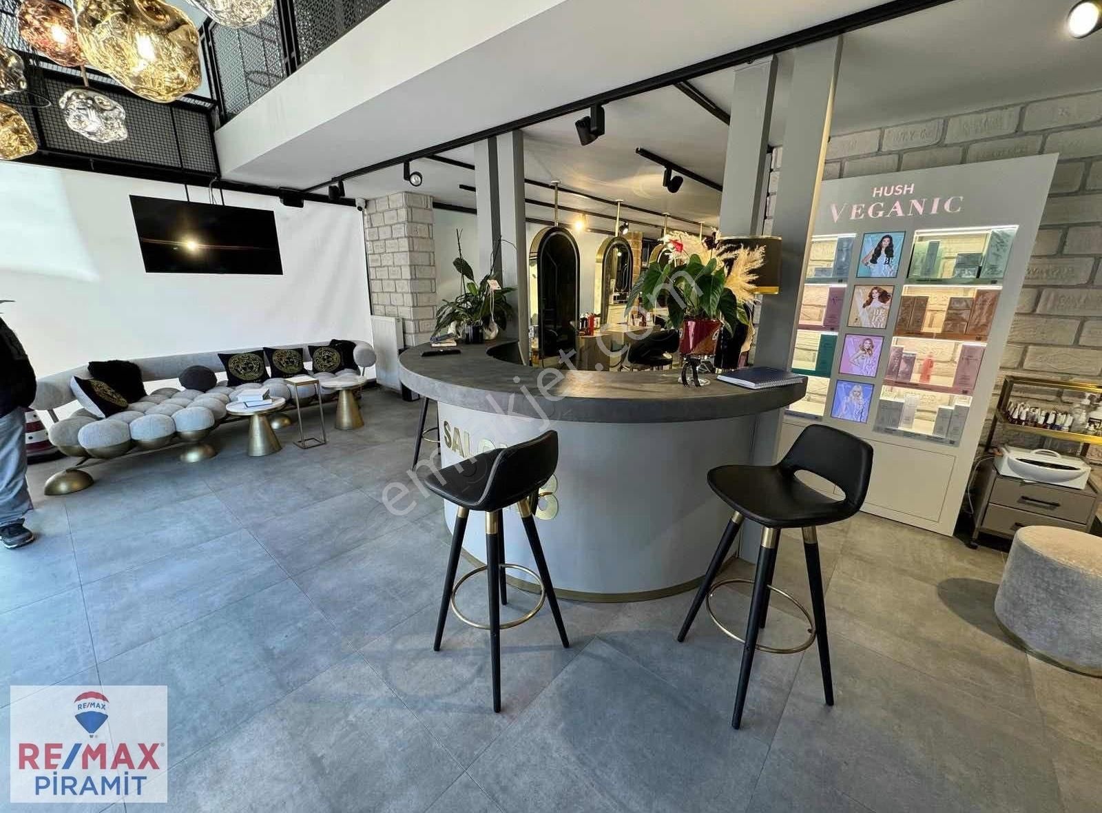 Kadıköy Acıbadem Mh. Sayarardı Cadde Üstü 245 M2 Dükkan !!!