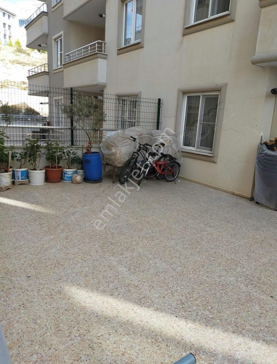 Pusula Emlaktan Üniversite Civarında Eşyasız 3+1 Stüdyo Teraslı