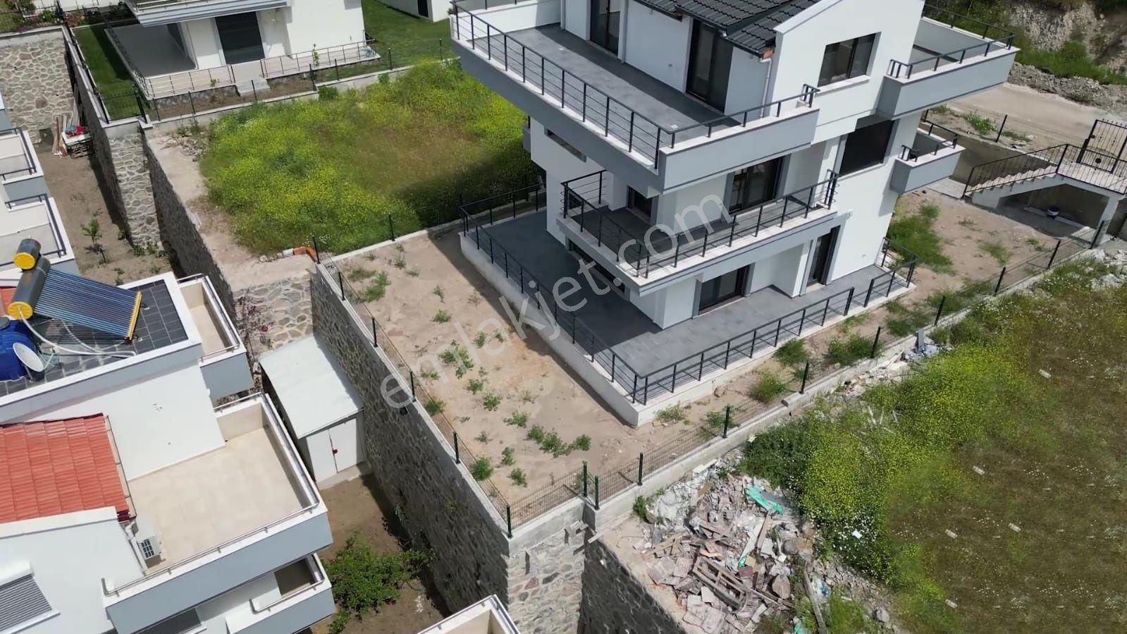 Dıkılı Yenışehırlıler Sıtesınde Panaromık Full Denız Manzaralı Satılık Trıpleks Vılla