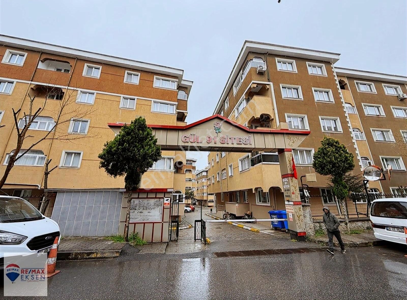 Çekmeköy Hamidiye Gül 91 Sitesinde Satılık 3+1 Ara Kat Daire