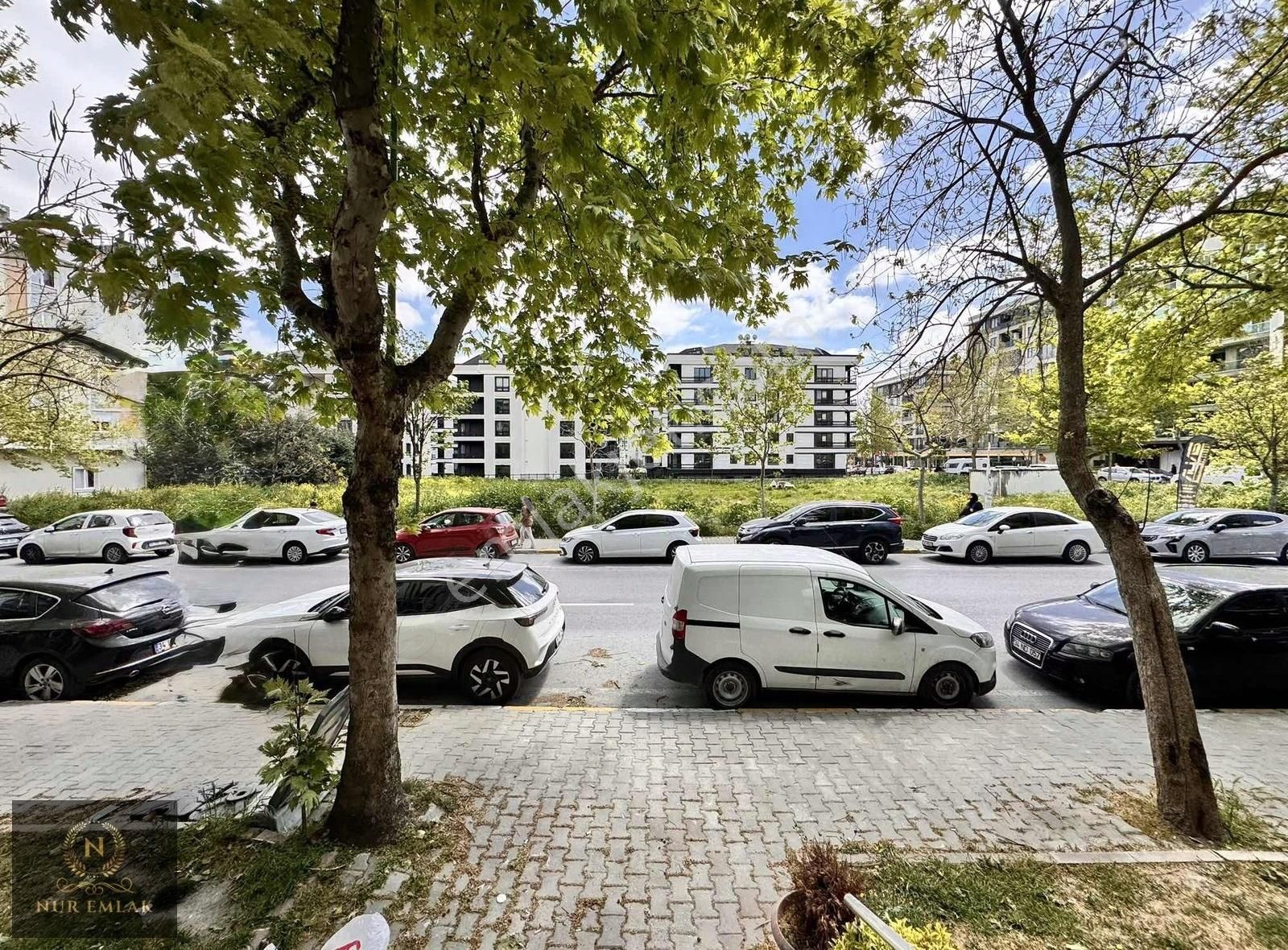 İşlek Cadde Üzerinde Satılık Depolu Dükkan