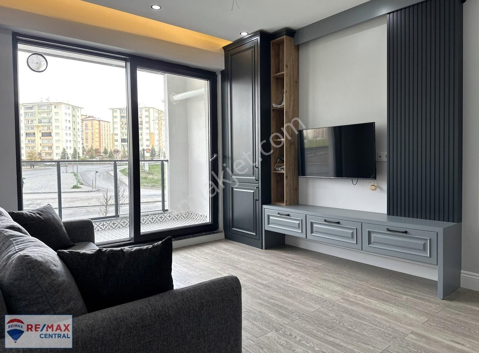 Re/max Central'dan Üniv. Bölgesinde Lüx 1+1 Eşyalı Kiralık Daire