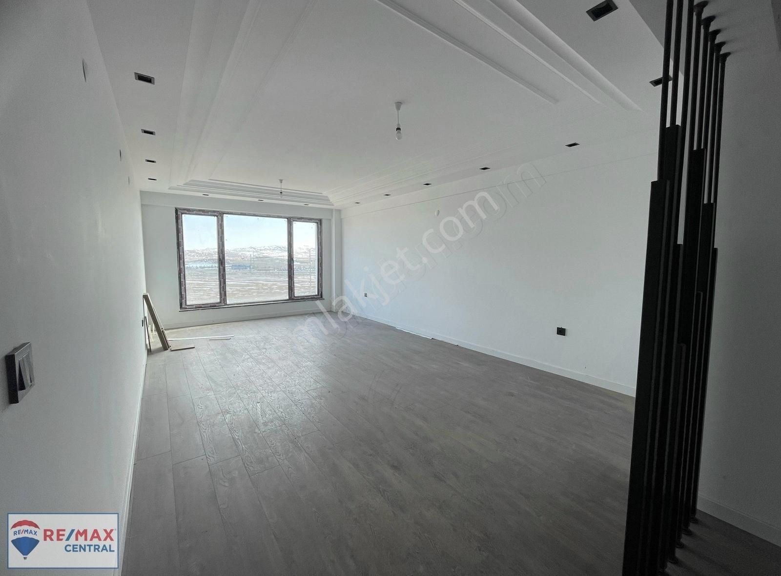 Remax Central 'dan, Şeyh Şamil Mahallesi'nde, 4+1 Satılık Daire