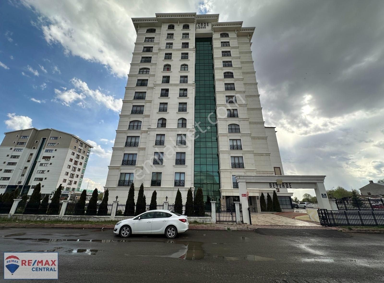 Remax Central'dan Beyzade Sitesinde Lüx 2+1 Satılık Daire