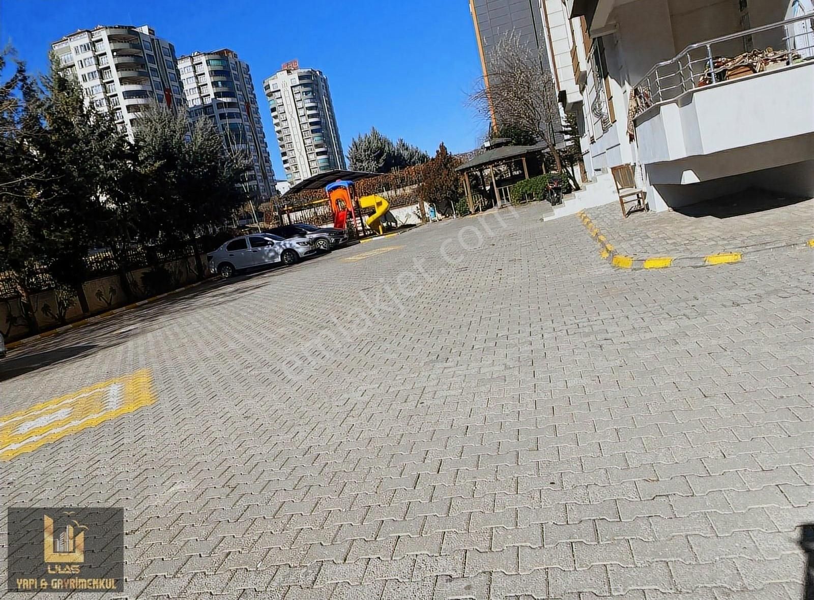 Merkezi Konumda Ana Yola Yakın Satılık Daire!!!