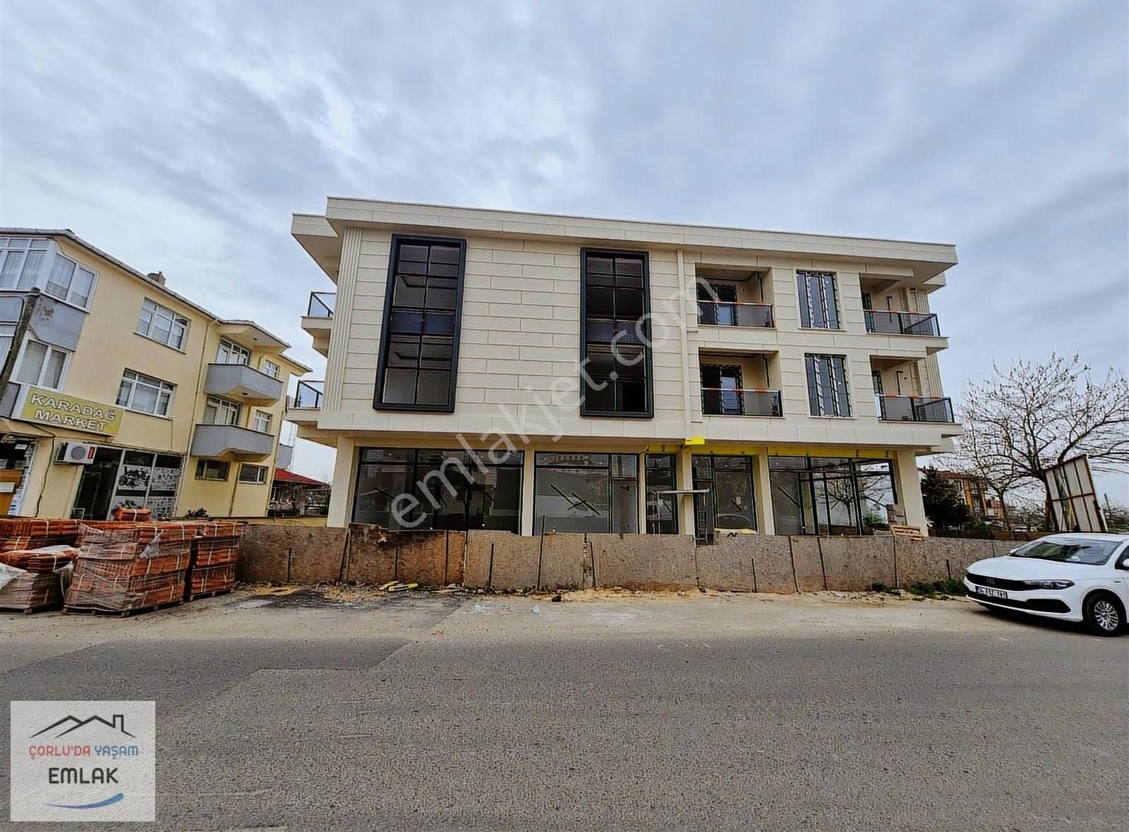 Rumelide Cadde Üzeri Düz Giriş Satılık 60 M2 Dükkan