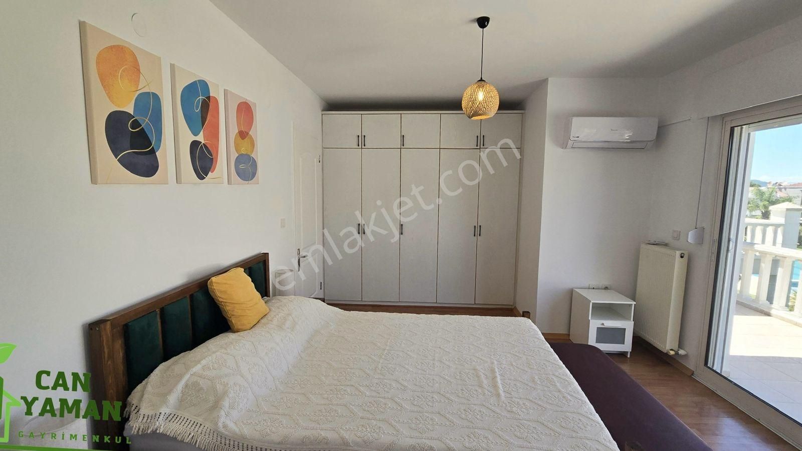 Alaçatı Çamlık Yol'da Havuzlu Elit Site İçerisinde Lüks 3+1 Villa
