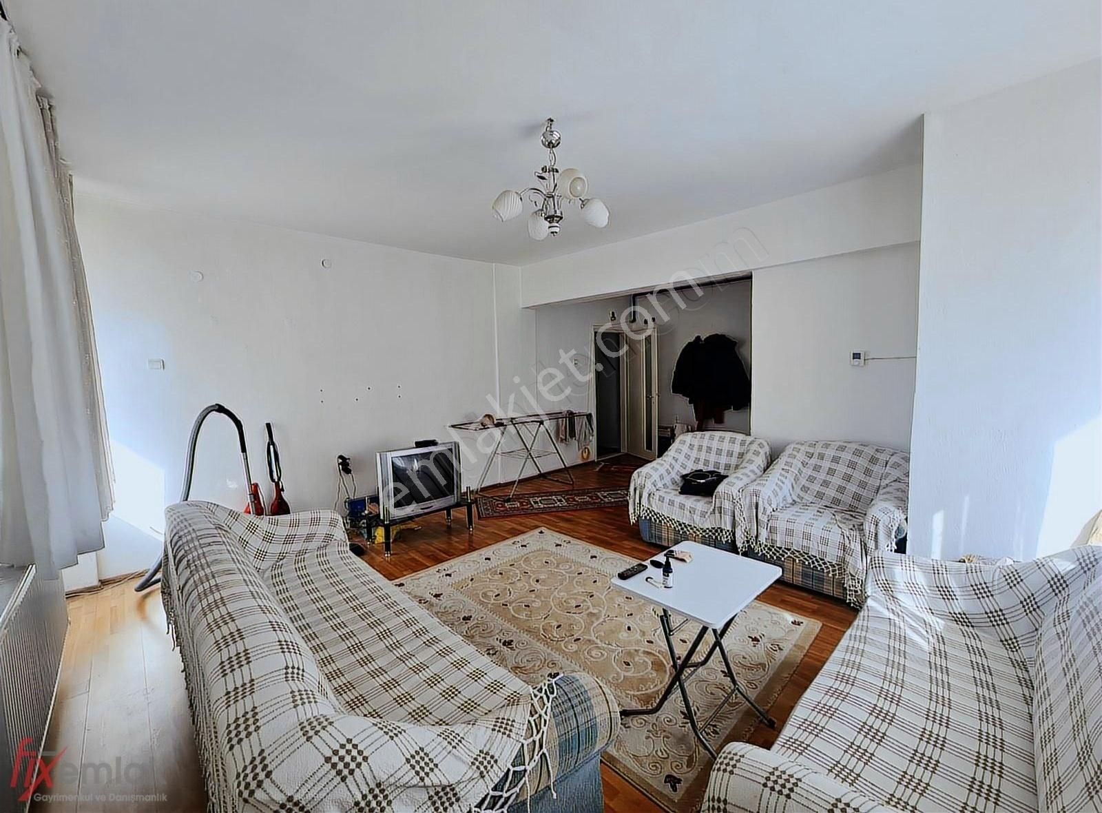 Emirbeyazıt'ta Satılık Cadde Üzeri Ofise Uygun 150 M2 3+1 Daire