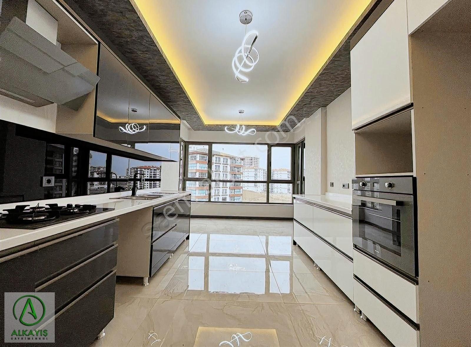 Alkayış,tan Lüx Sitede 4+1 Bulvar Cepheli K.otoparklı Giyinme O.