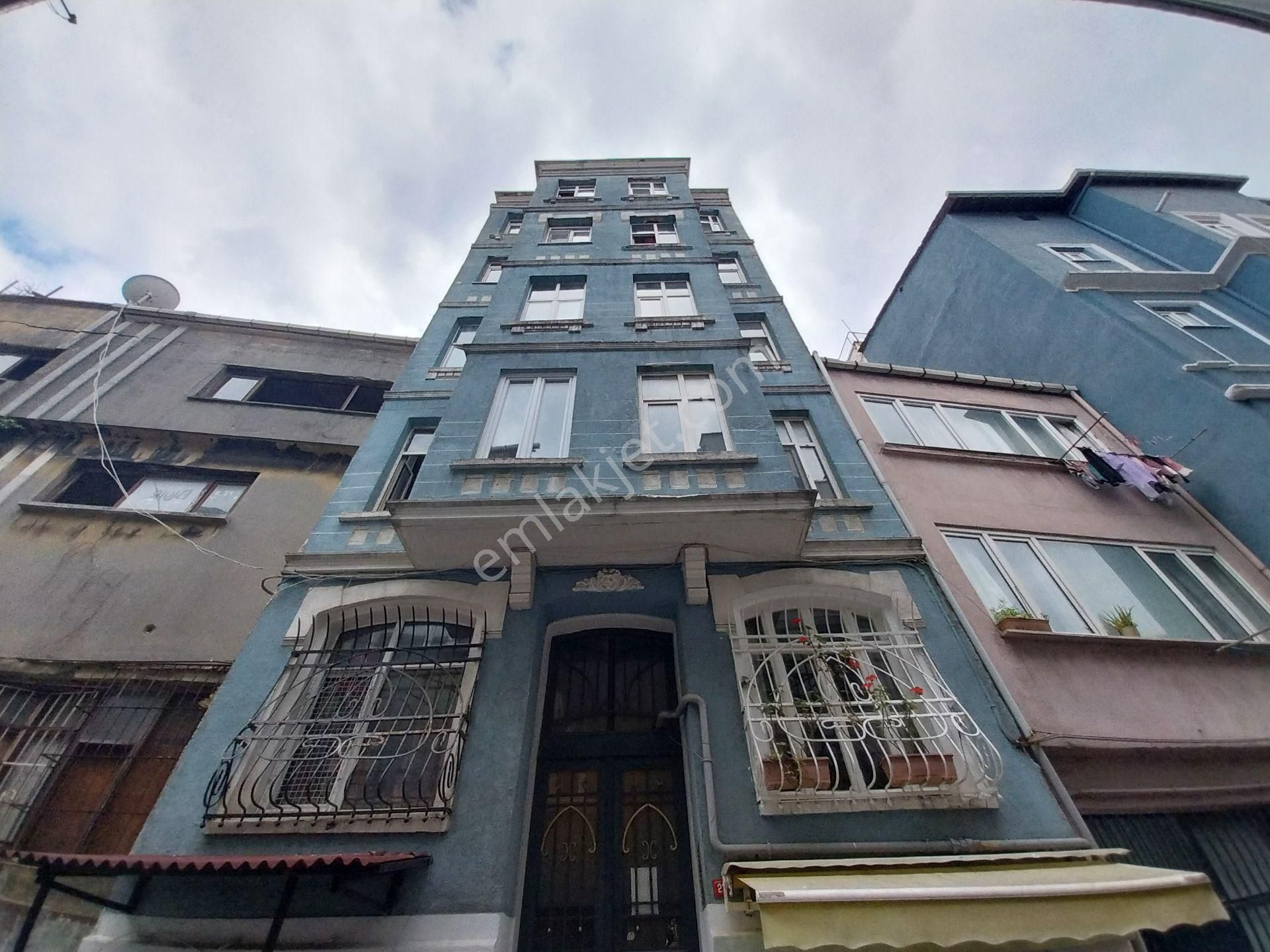 İstanbul Beyoğlu Kamer Hatu'nda 2+1 Cumba Katı'nda Satılık Daire