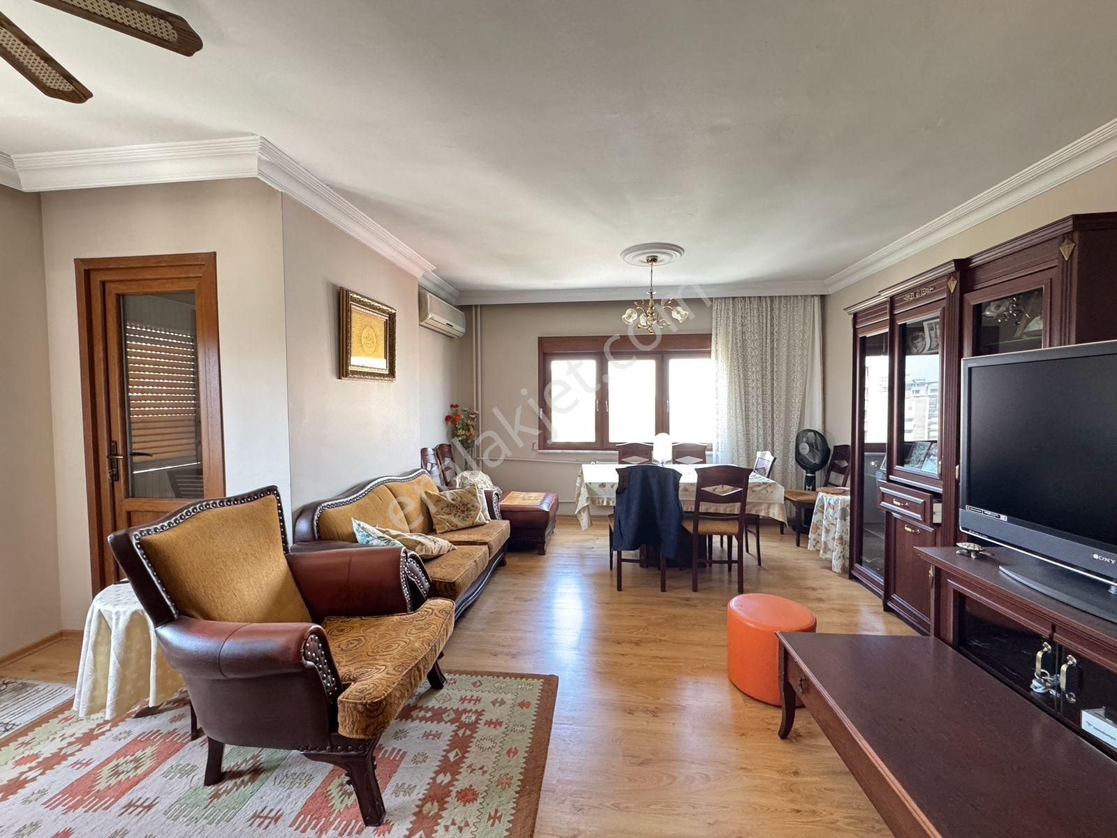 Bayar Caddesinde Köşe Binada 120m2 Neti Olan 3+1 Geniş Daire
