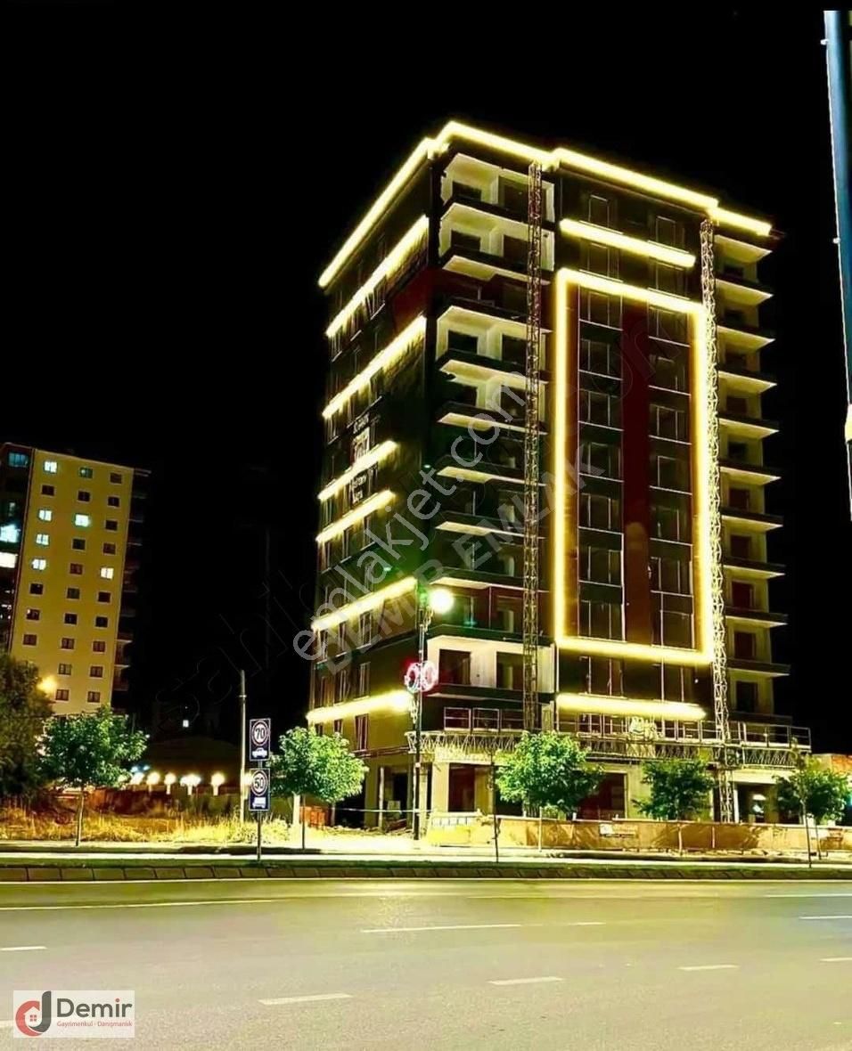 Demir Emlak Tan Kılavuz Mah. Cadde Üstü Ultra Lüks 5+1 Daire
