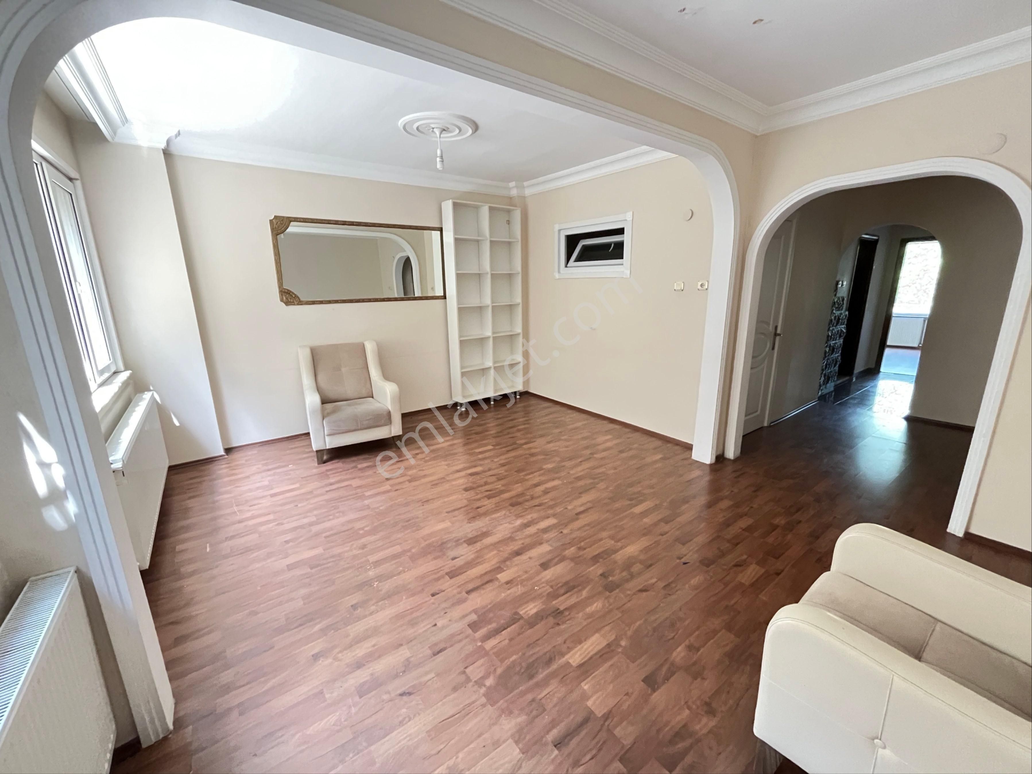 Akal Emlaktan Üsüdar Selami Ali Fıstık Ağacında 3+1 Kiralık