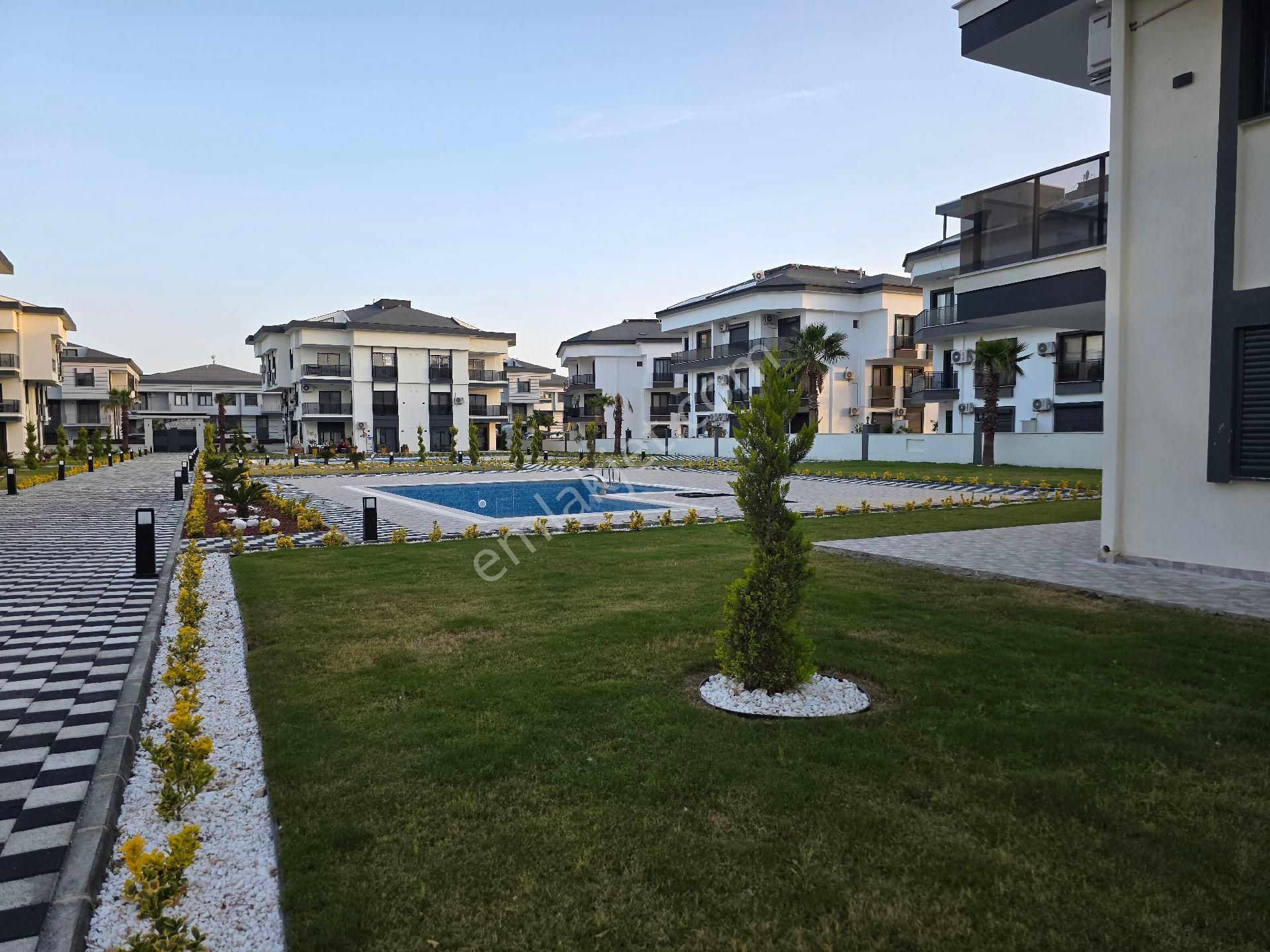 Havuzlu Site İçerisinde Daireler