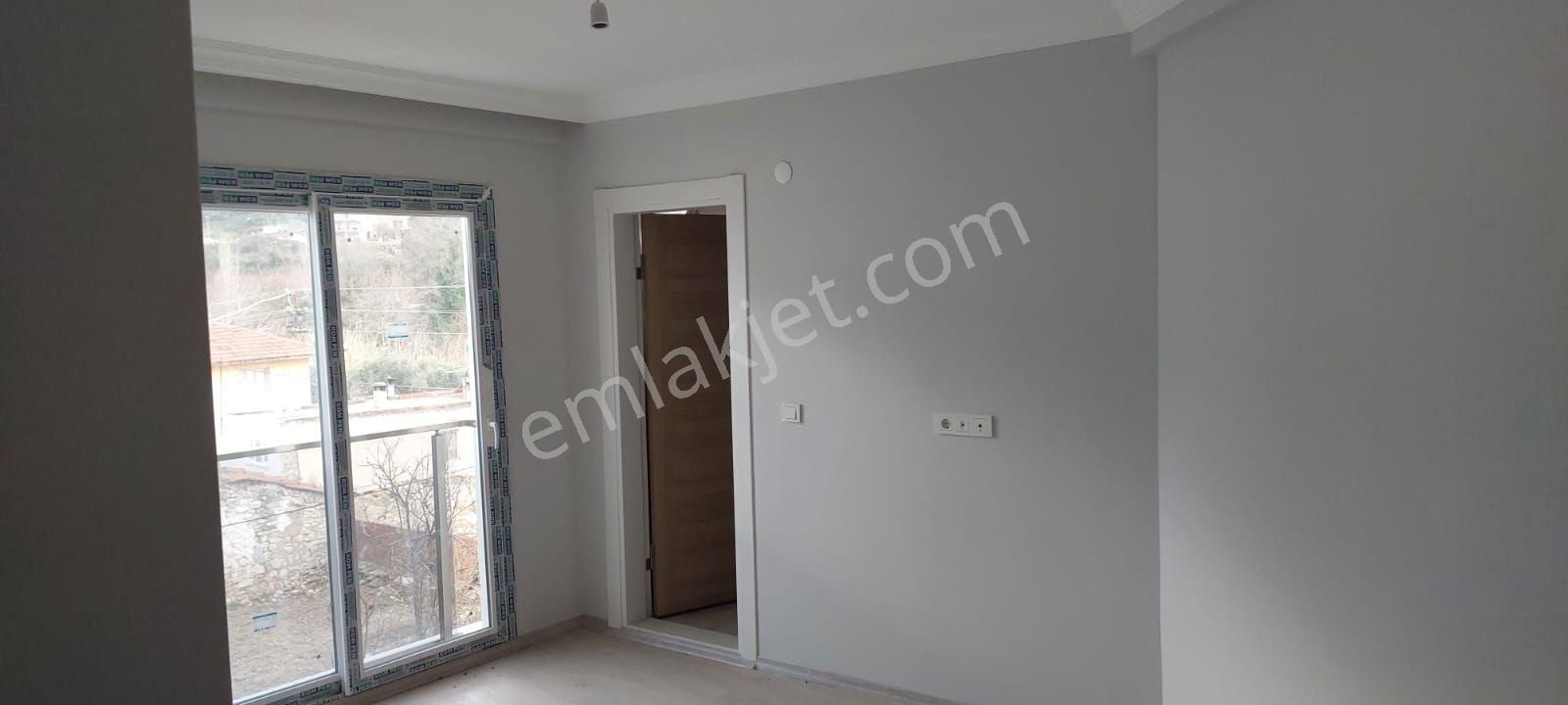 Kuşadası Davutlar Markezde Ana Cadde Üstü
