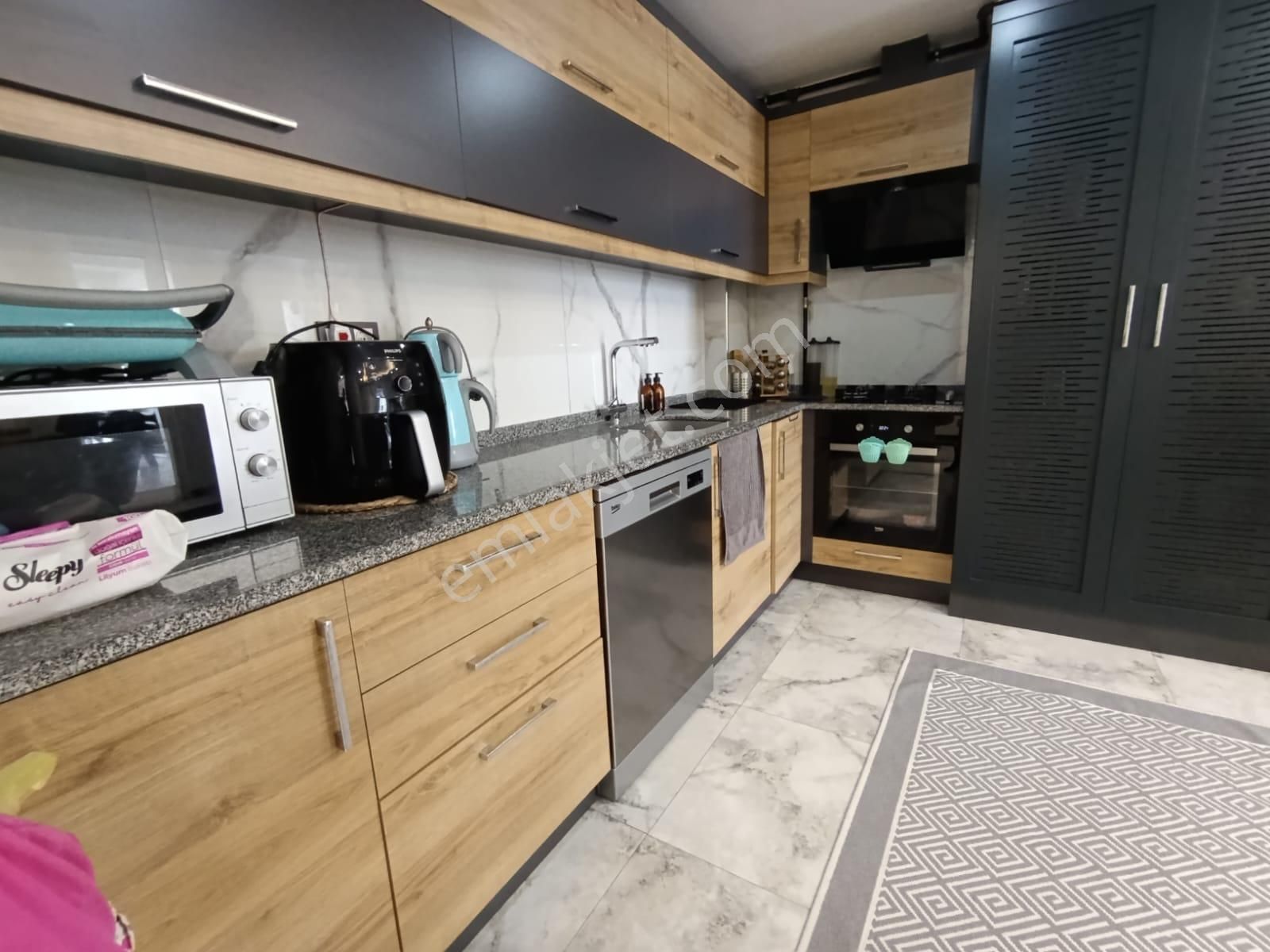 Pelitlibağda Satılık 3+1 140m2 Ara Kat Daire