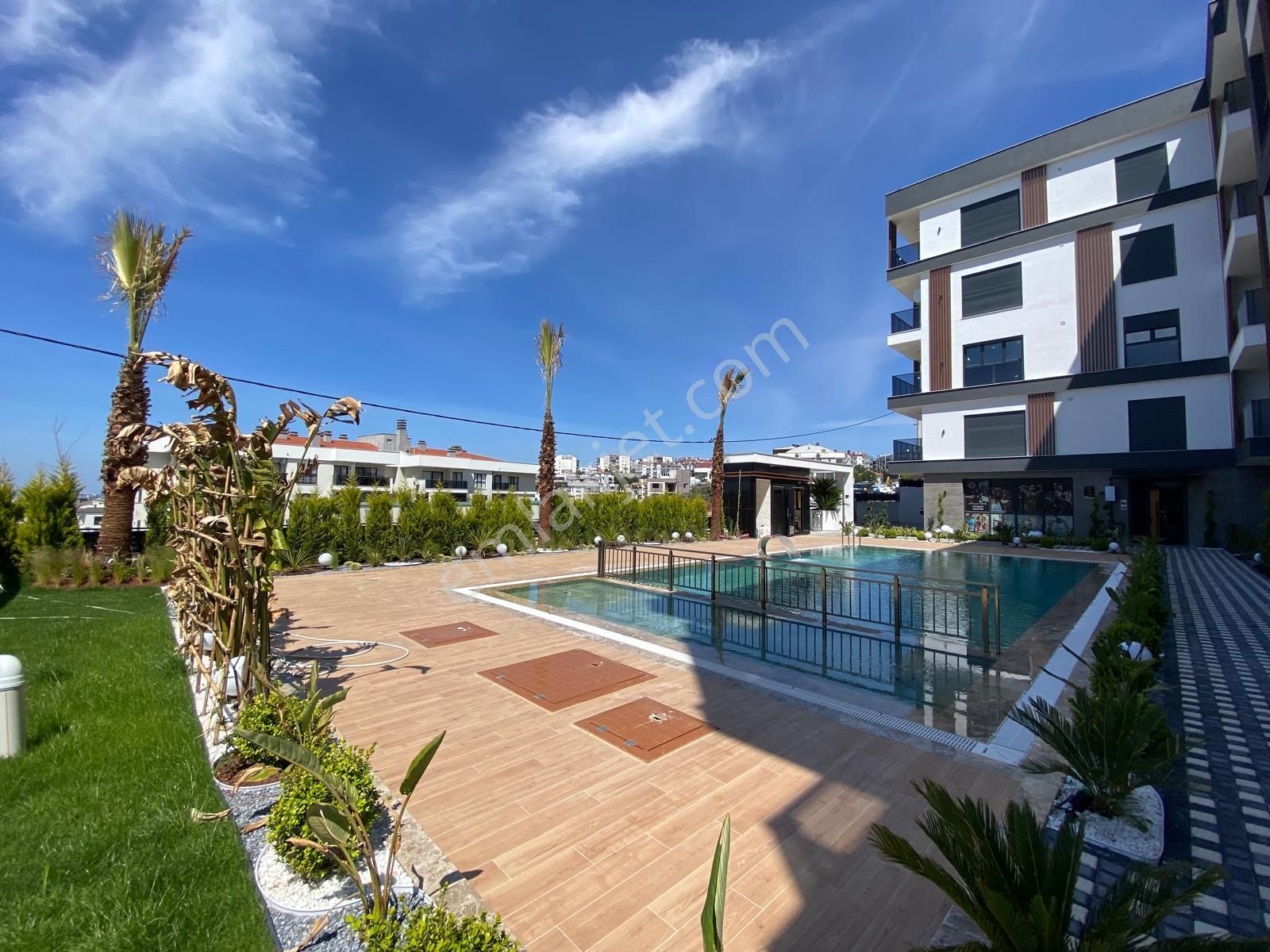 Kuşadası Merkezde Havuzlu Site İçerisinde Lüks Daire