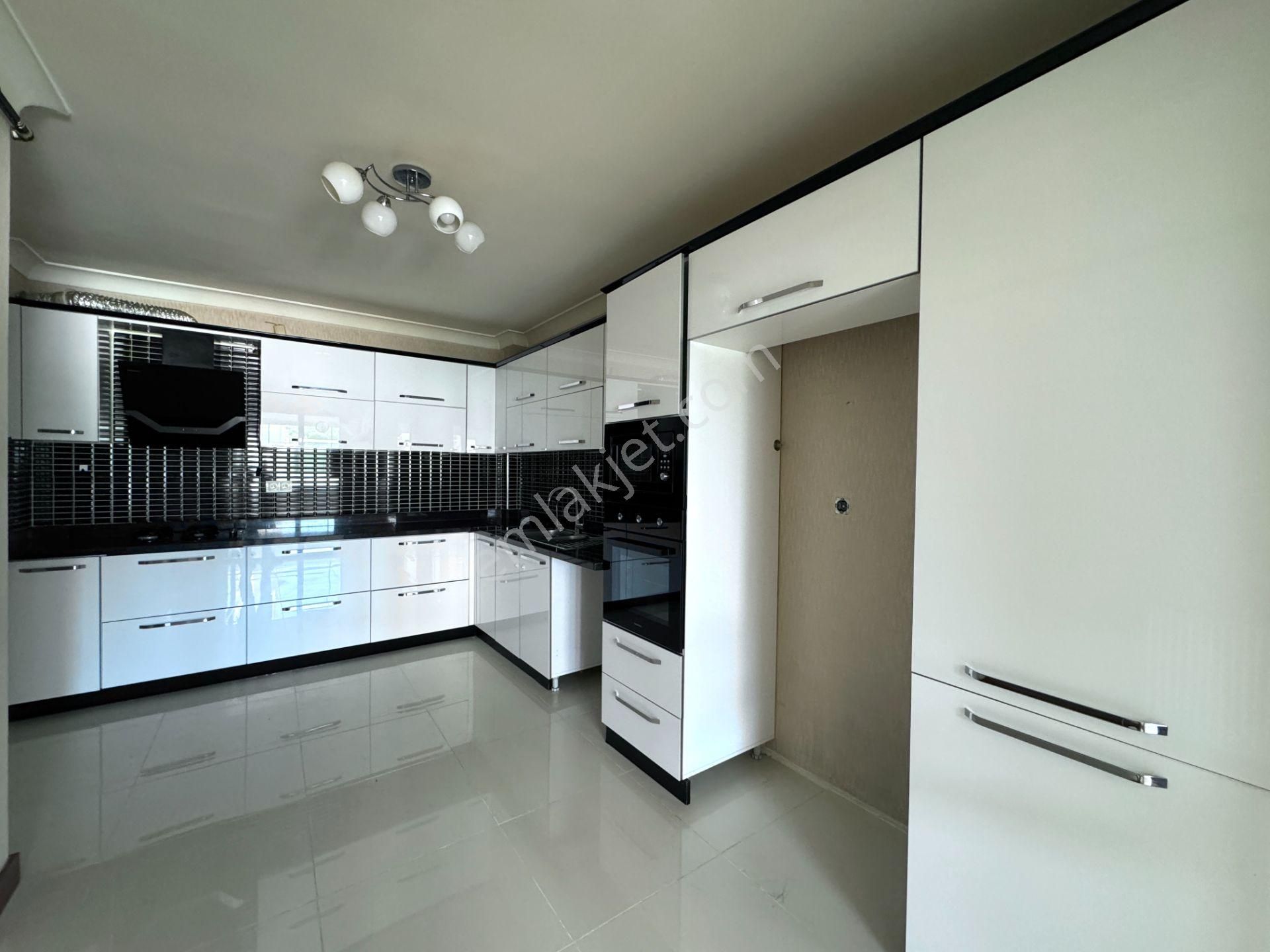 Kalecik Emlak'tan -şık Ve Modern- Asansörlü Merkezi Isıtma 4+1 150m²