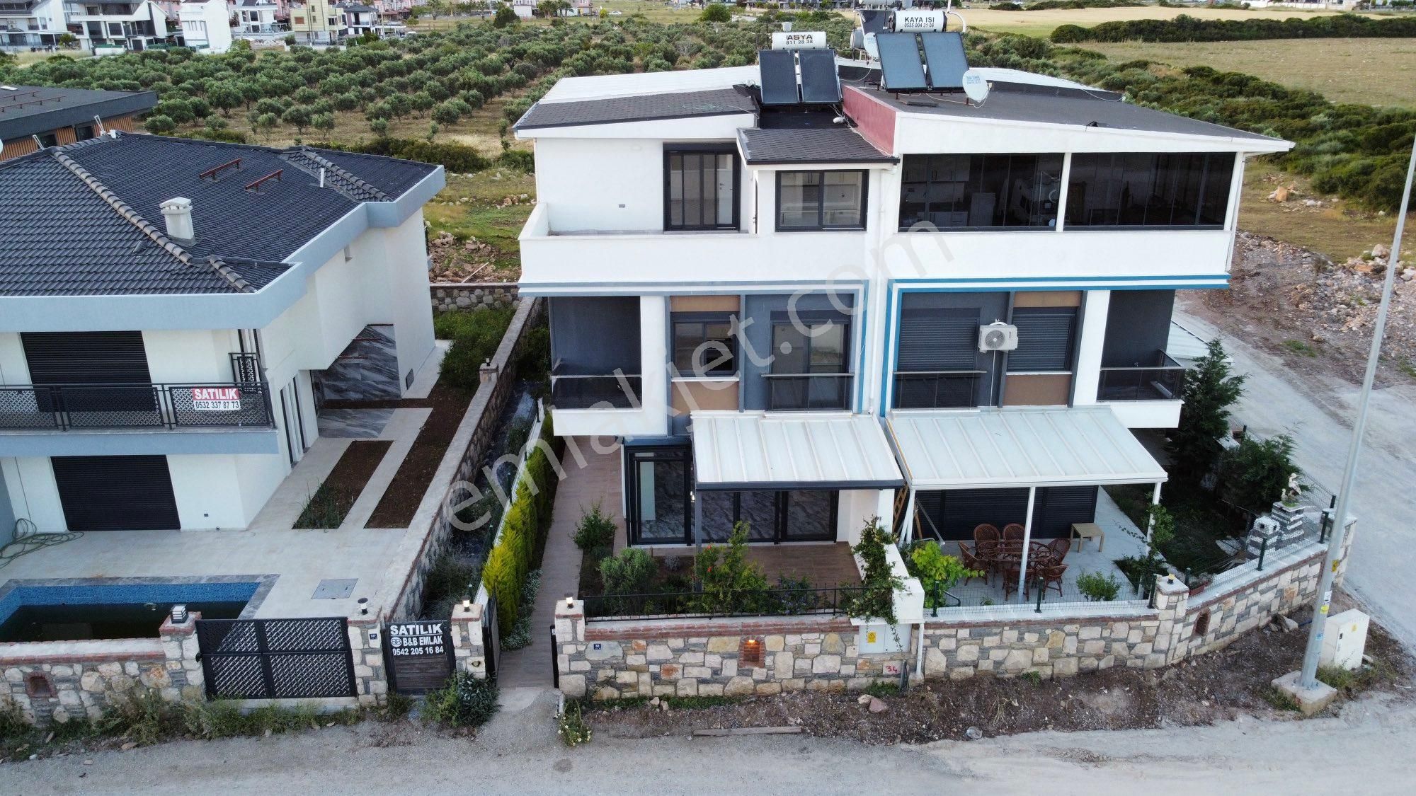 Didim Efeler'de Müstakil Bahçeli 4+1 Tripleks Villa
