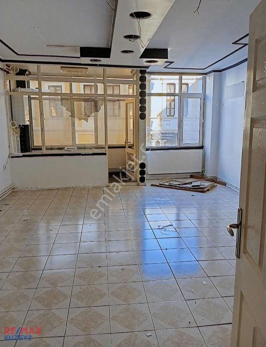 Ömerözmenden Çiftlikkde En İşlek Lokasyonda Kiralık İşyeri