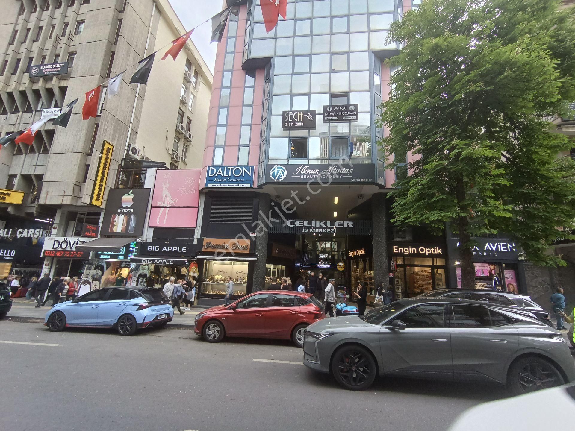 Tunalı Hilmi Caddesi Çelikler İş Merkezi'nde Dükkan