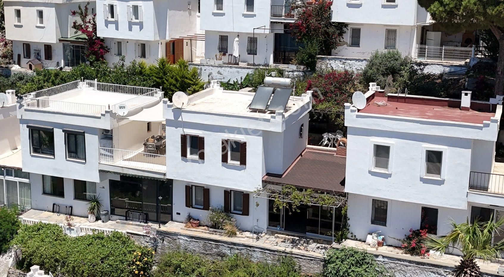 🏡 Gümüşlük Koyunbaba’da Eşsiz Manzaralı 3+1 Dubleks! Teraslı, Bahçeli, Havuzlu Ve Masrafsız!