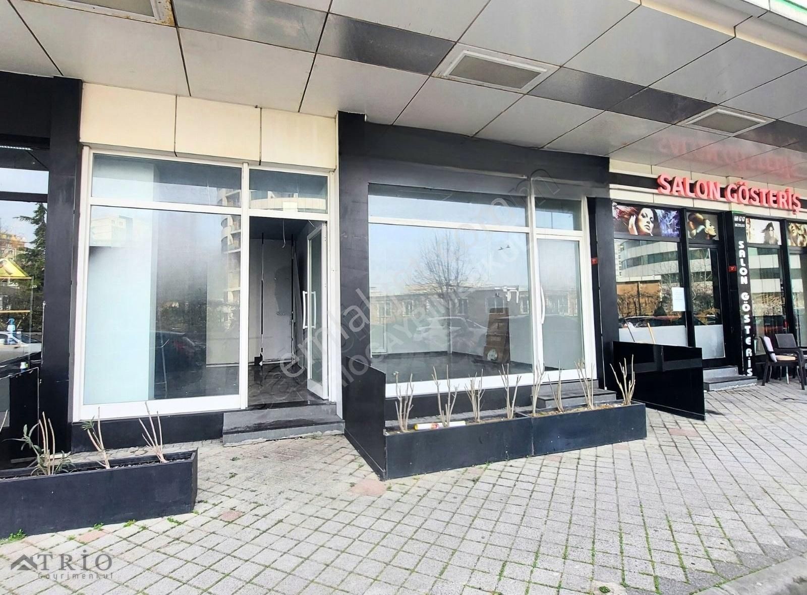 Bahçeşehir Hillpark Çarşı Vitrinli Giriş Kiralık Dükkan