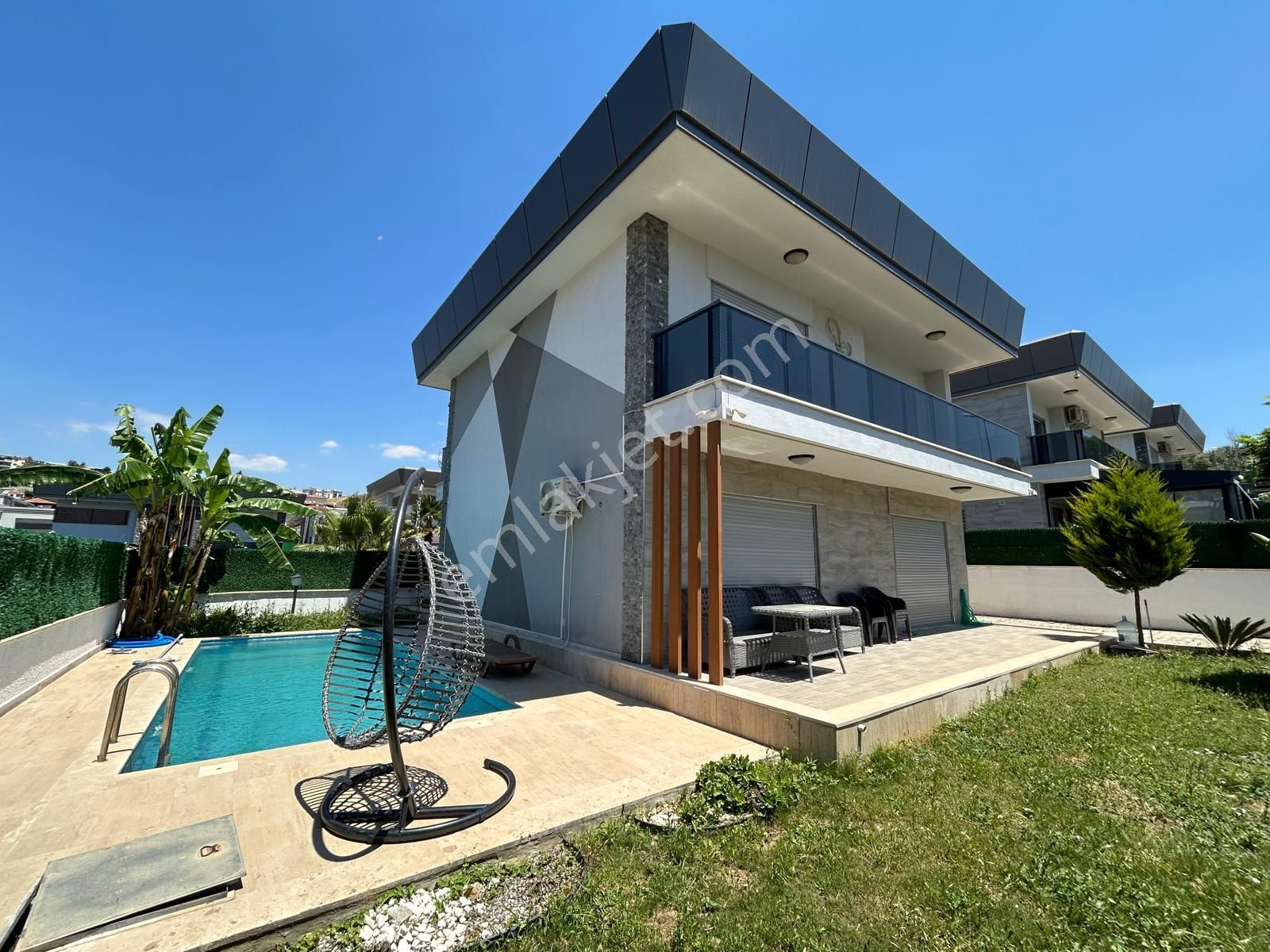 Kuşadası Kadınlar Denizi'nde Özel Havuzlu,eşyalı Satılık Villa