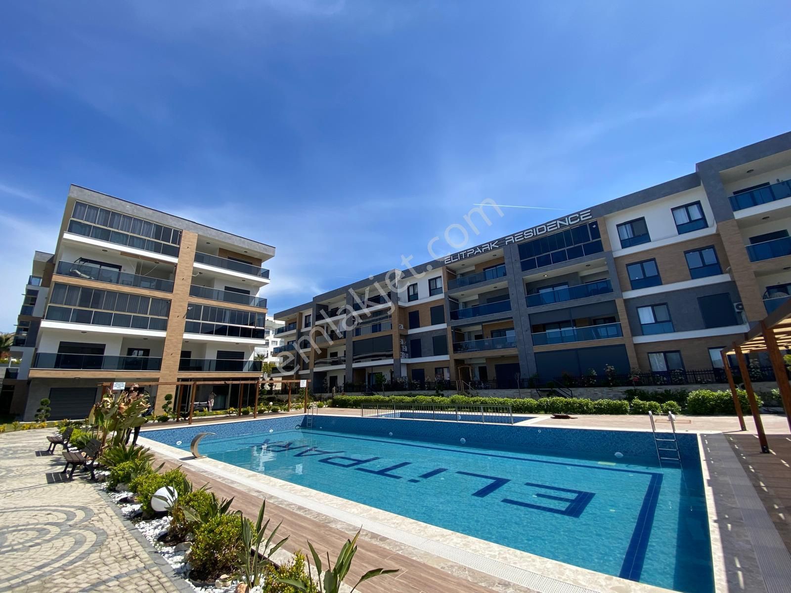 Kuşadası Merkezde Havuzlu Sitede Satılık Geniş Lüks Daire