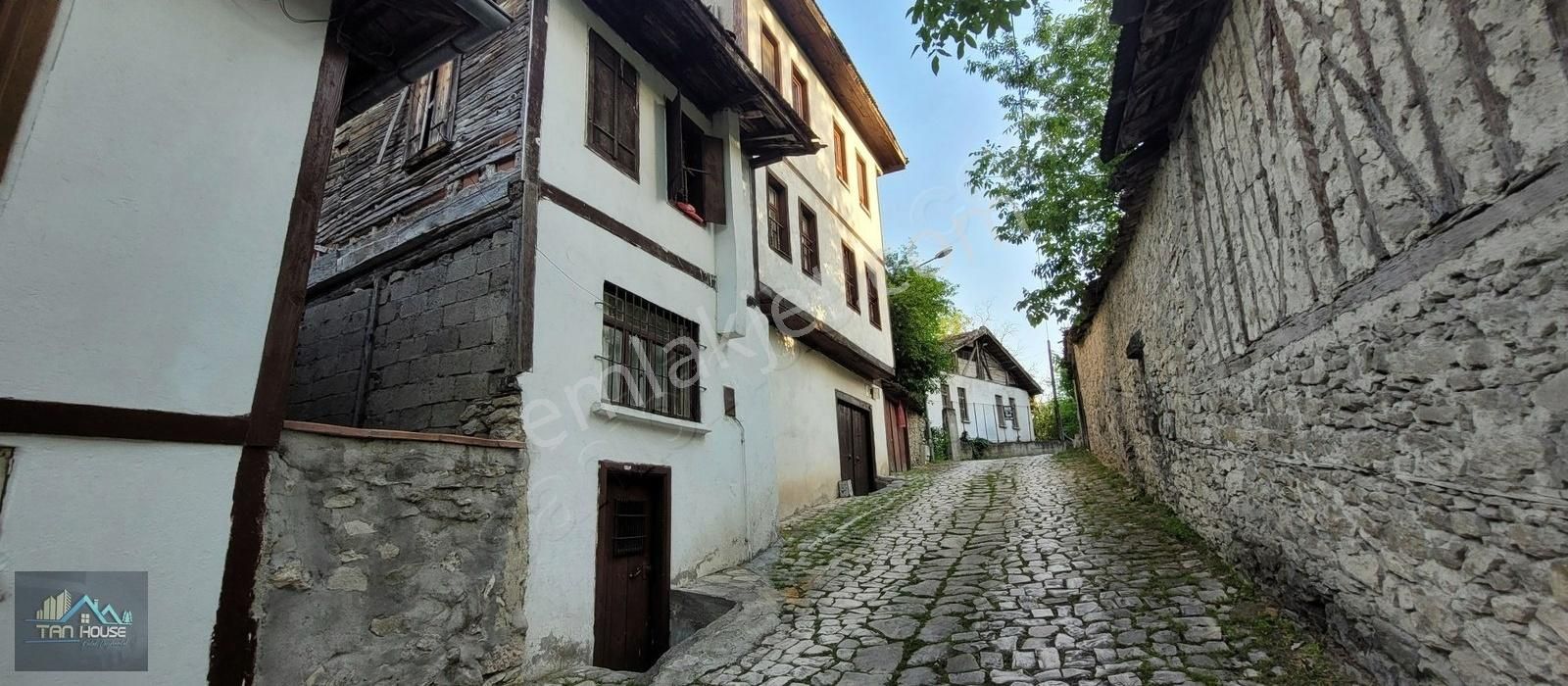 Tan Emlaktan Tarihi Çarşıda Satılık Müstakil Ev