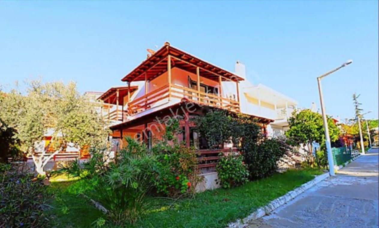 Kuşadası Sahil Sitelerin De Denize 400 Mt Mesafede 3+1 Villa