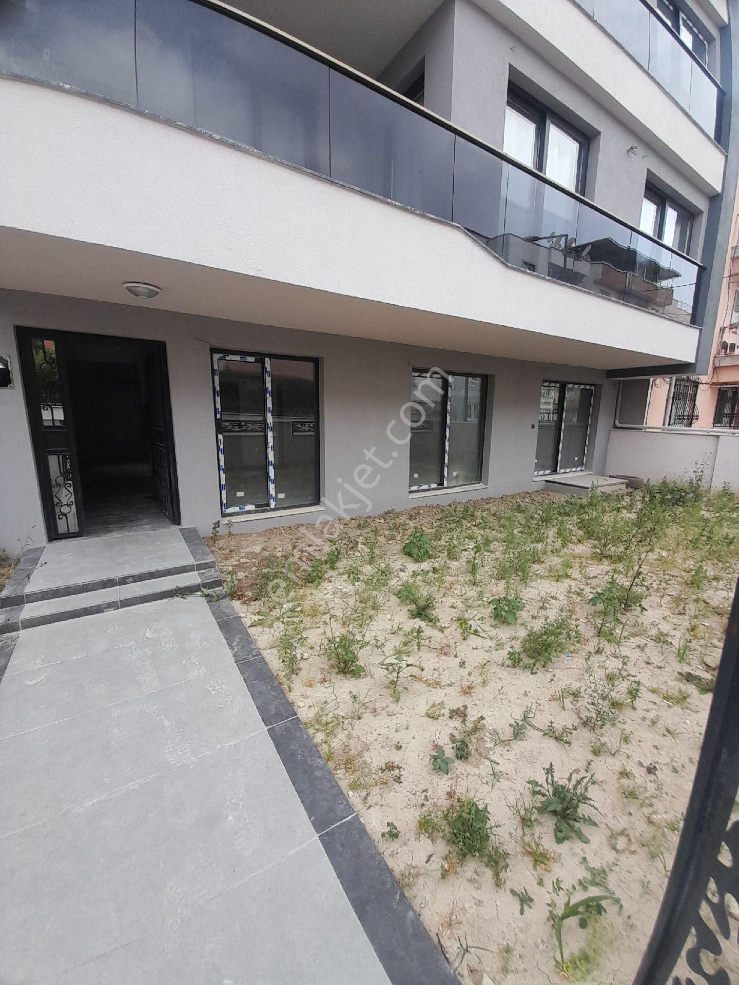 Kuşadası Davutlar Merkezde Bahçe Katı Ebeveyn Banyolu 2+1 Daire