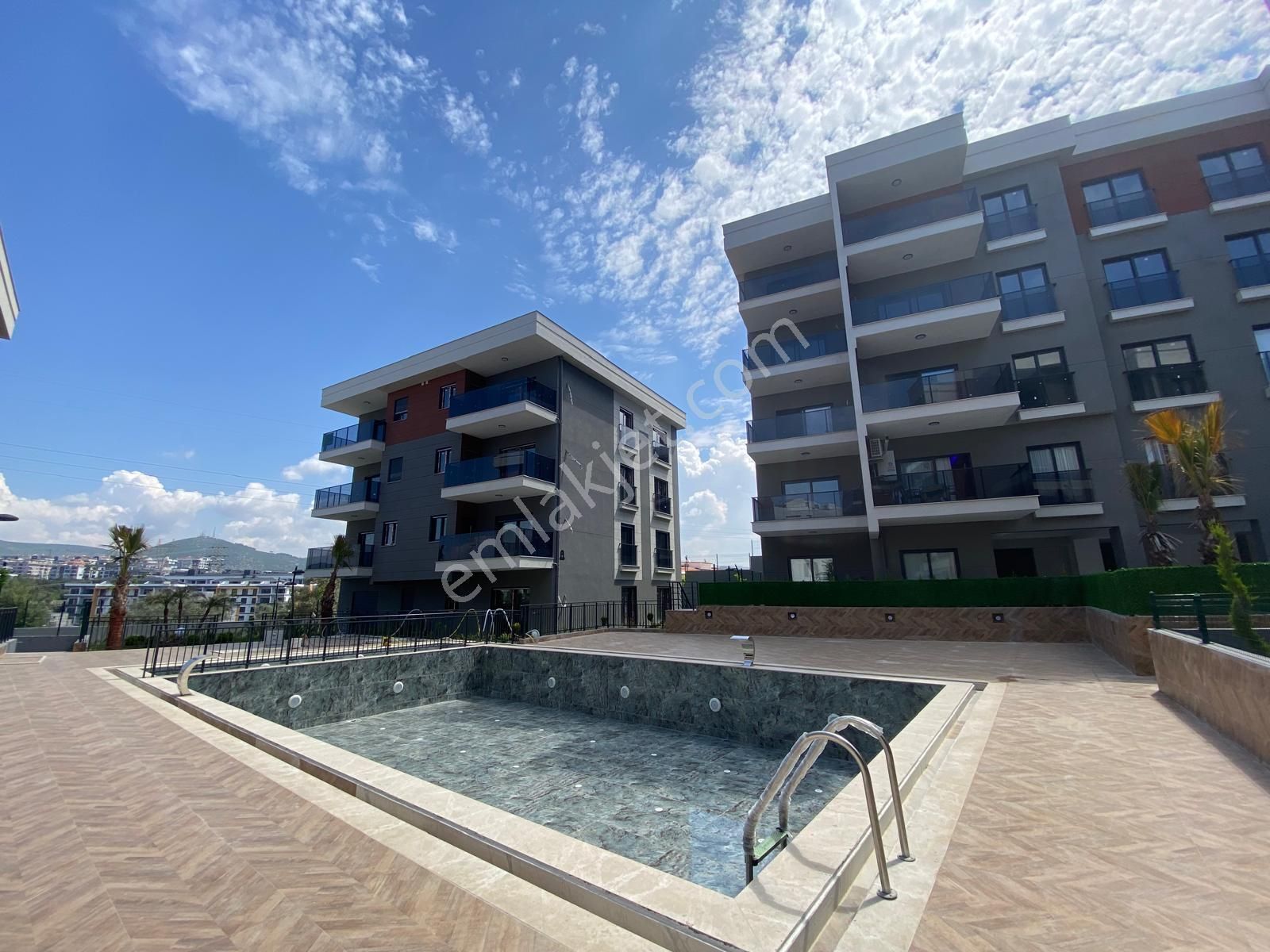 Kuşadası Merkezde Havuzlu Güvenlikli Site İçerisinde Lüks Daire