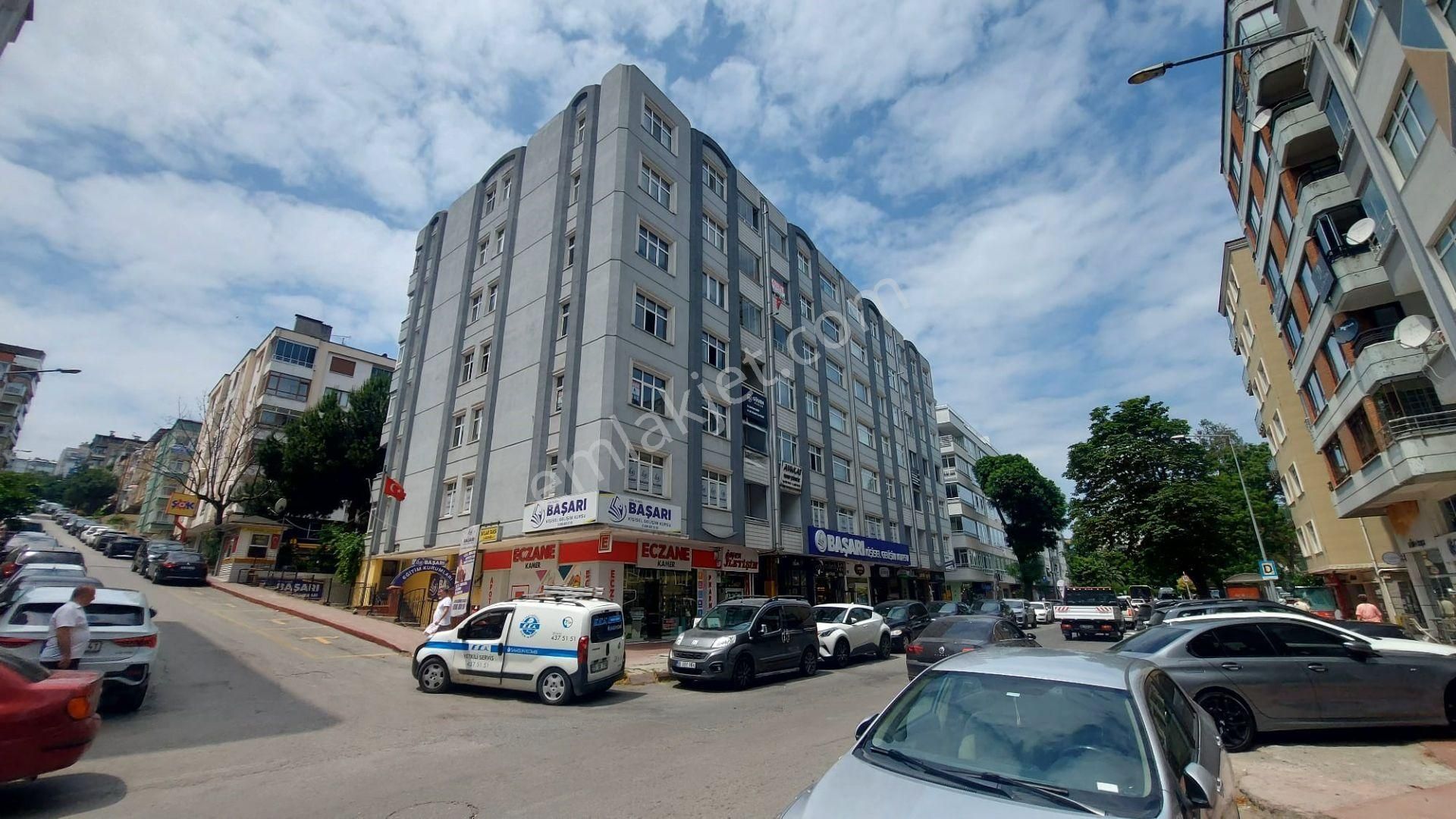 Bahçelievler'de İstiklal Caddesi Üzeri Kiralık Köşe 4+1 Daire